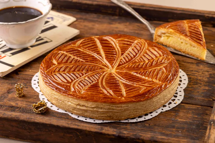 C’EST C’EST PÂTISSERIE經典國王派2.0升級版 1200 元/8吋、150元/片。烘烤時採較高溫開烤再慢慢降溫，創造派皮漂亮的鼓起與焦糖化香氣。內餡採經典做法，但調整為油脂分佈更均勻、甜度更克制的版本，香氣立體、尾韻明亮。業者提供