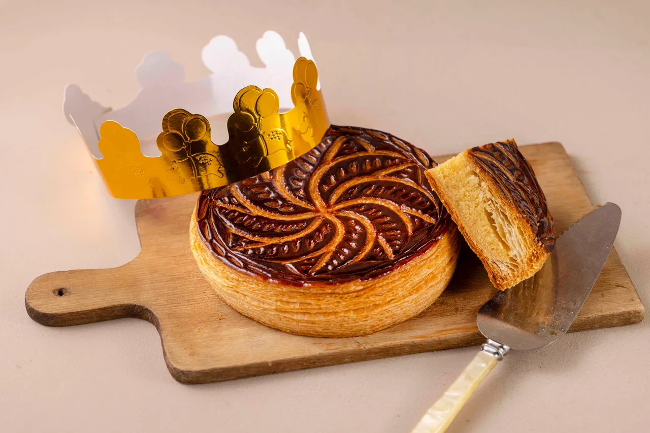 河马先生经典国王派 950元/7吋、150元/片。派皮减少延压层次增加酥脆度，经典奶油杏仁馅添加兰姆酒，搭配适度烘烤，使派皮与内馅达到完美平衡，一口咬下即能感受国王派魅力所在。业者提供