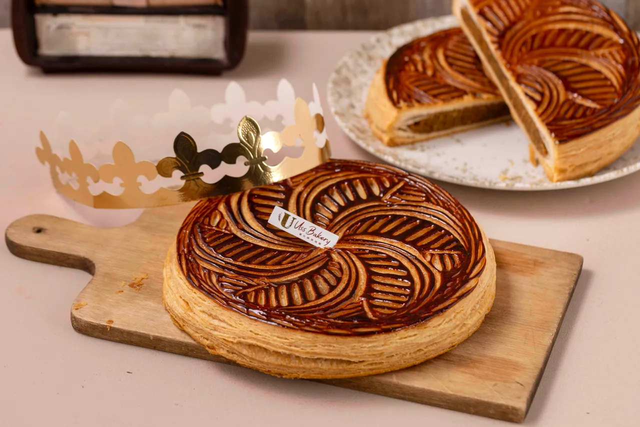 优仕绅烘焙馆经典国王派950元/8吋、120元/片。优仕绅烘焙馆的国王派皮以低折数搭配面粉的调配，创造酥脆不易受潮的质地。内馅混合多种杏仁粉、榛果粉和兰姆酒，带来能富层次的风味。业者提供