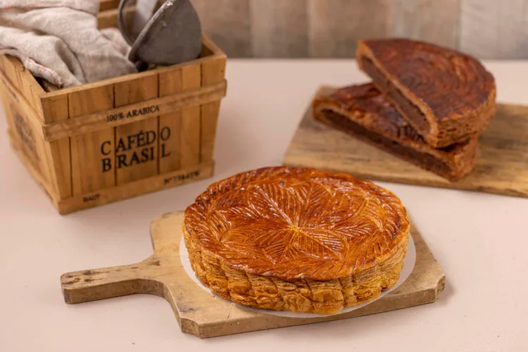 吃吃喝喝 MAISON GOURMANDE國王派1180元/7吋。延續萊思克盃國王派冠軍賽得獎配方，派皮撒上焦糖粉烘焙，口感更添酥脆，義大利杏仁粉製作的卡士達杏仁餡多加了台灣杏仁粉，帶來國人熟悉的風味。幸運者只要吃到特定磁偶，就可送1克黃金，12月每周一位。業者提供