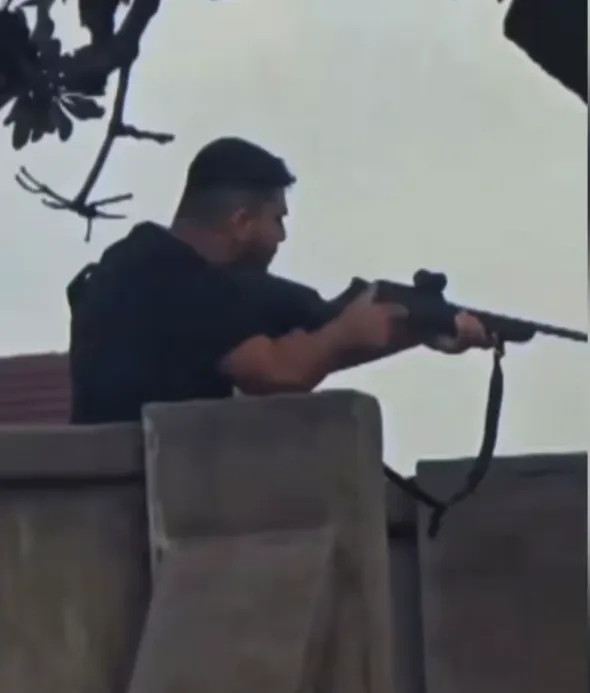 纳维德阿克拉姆（图）残杀无辜，遭到多项罪名起诉。翻摄社群平台