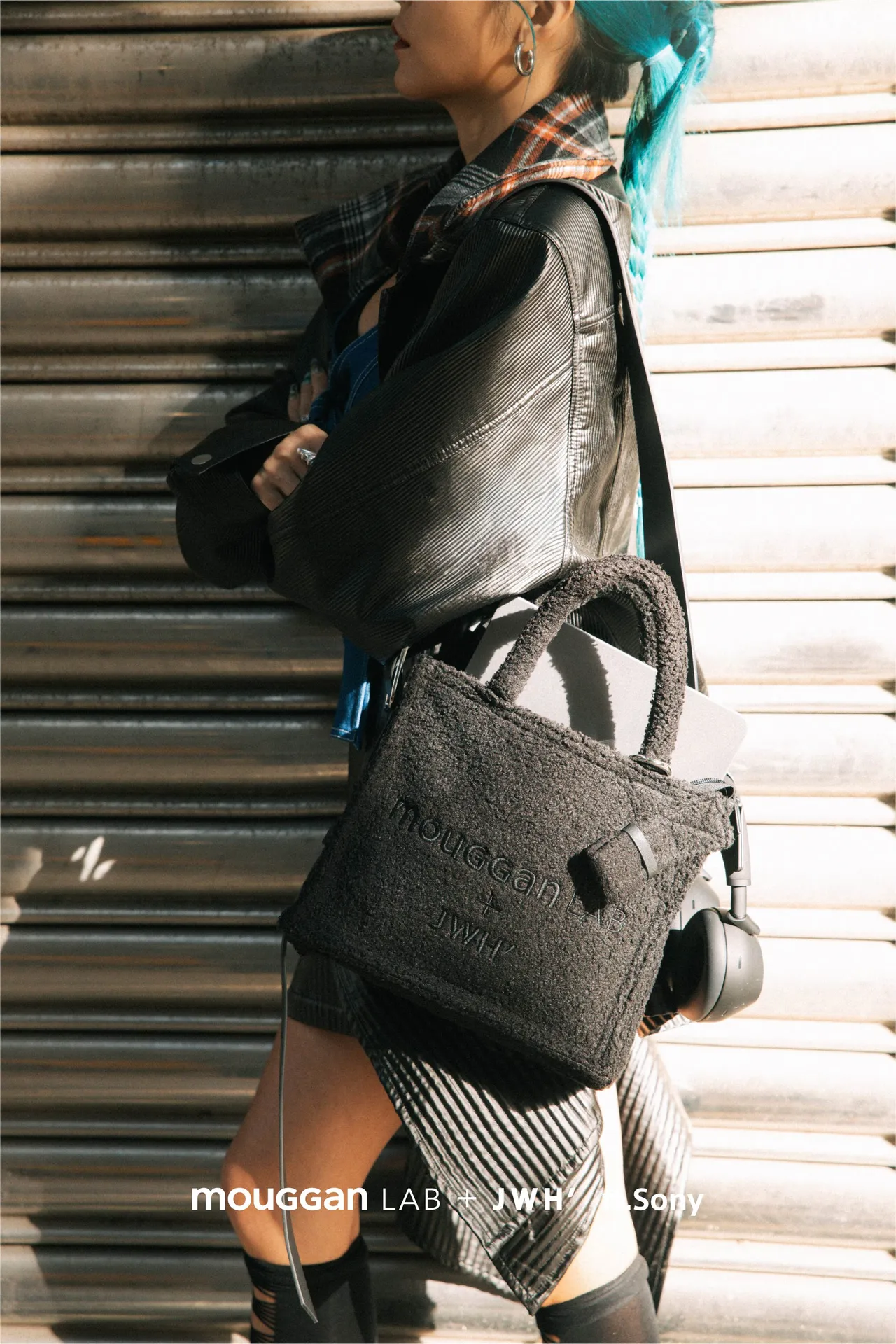 黄薇专为Sony降噪旗舰耳机WH-1000XM6打造出AB+JWH毛绒包。品牌提供