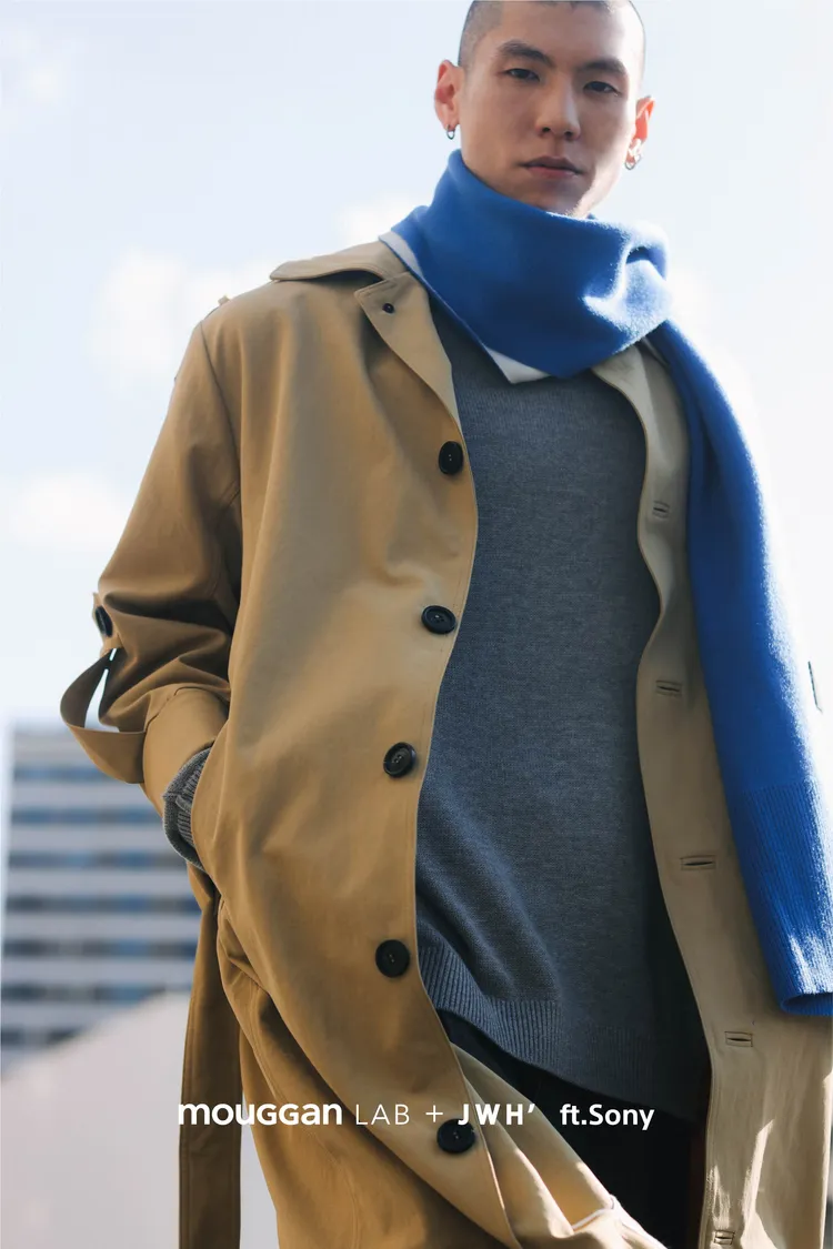 主打款的「LAB+JWH 風衣」，透過可拆式蝴蝶結、立體領片與袖型變換打造彈性風格。品牌提供