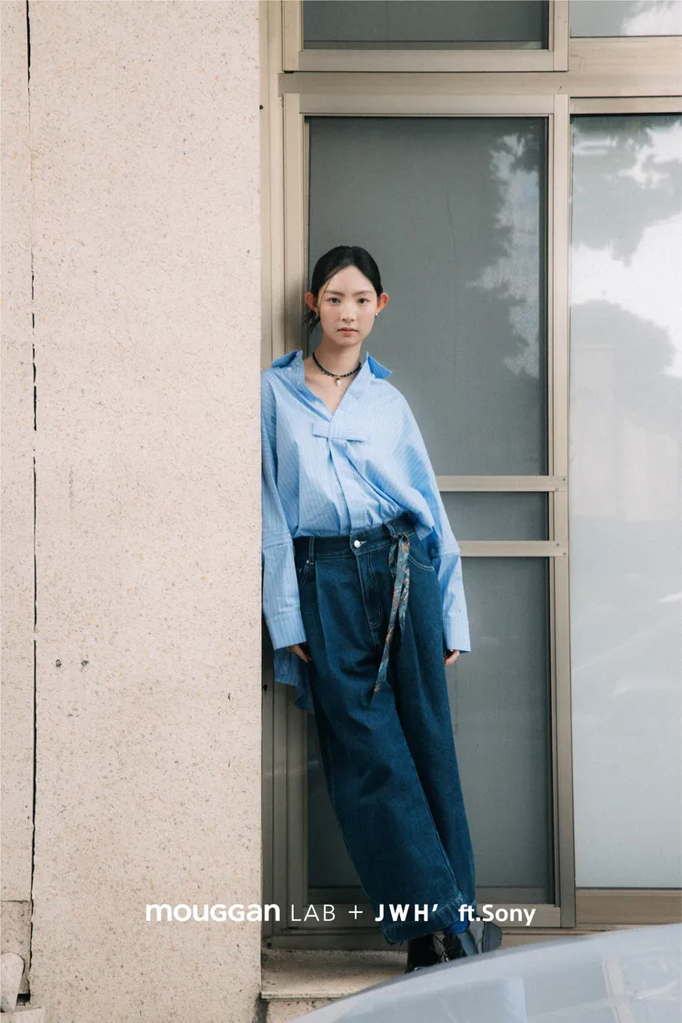 「中性九分牛仔褲」透過獨特立體弧型褲管設計更顯隨性。品牌提供