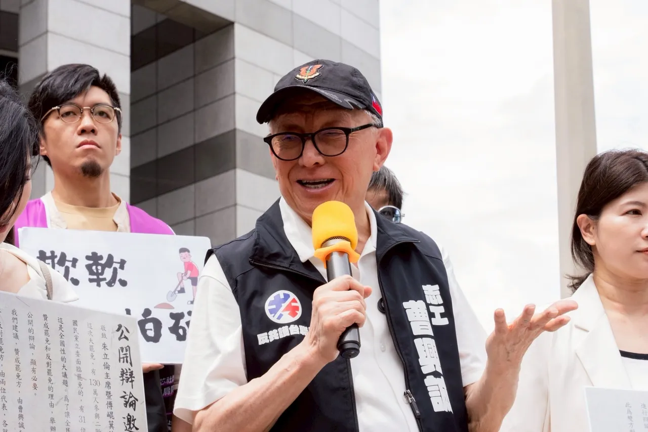 曹兴诚曾担任徐巧芯罢免案领衔人，检方认为其属可受公评的政治活动，与公共利益相关。翻摄曹兴诚脸书