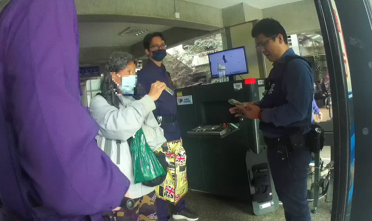 杨姓女子进法院时被检查出背包有一把菜刀，当场与法警等人发生口角，惊动10名警力到场。民众提供