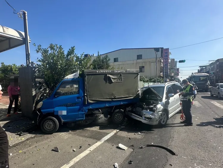 小貨車擦撞機車，造成女騎士傷重不治。翻攝畫面