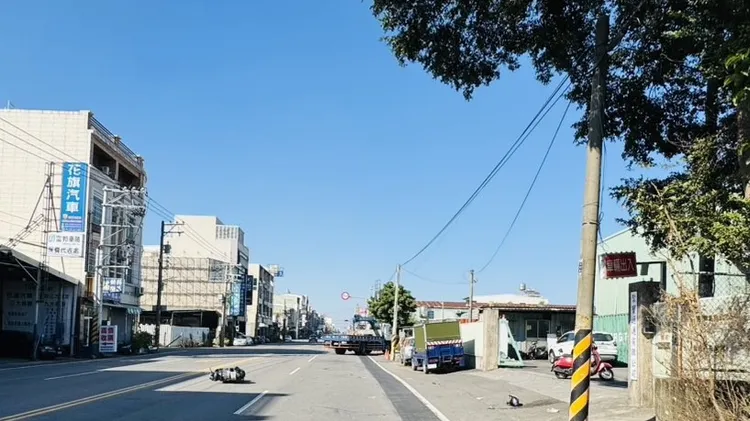 小貨車擦撞機車，造成女騎士傷重不治。翻攝畫面