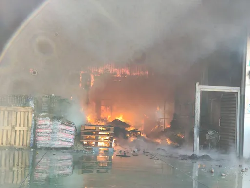 火烧片｜台南新化模具工厂大火黑烟猛窜　疑施工「这结构」酿祸