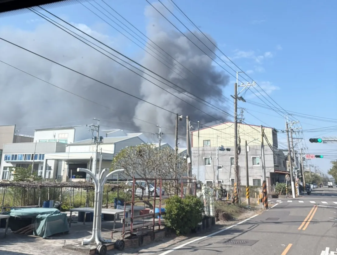 火场浓烟猛窜，数公里外就能看到。民众提供