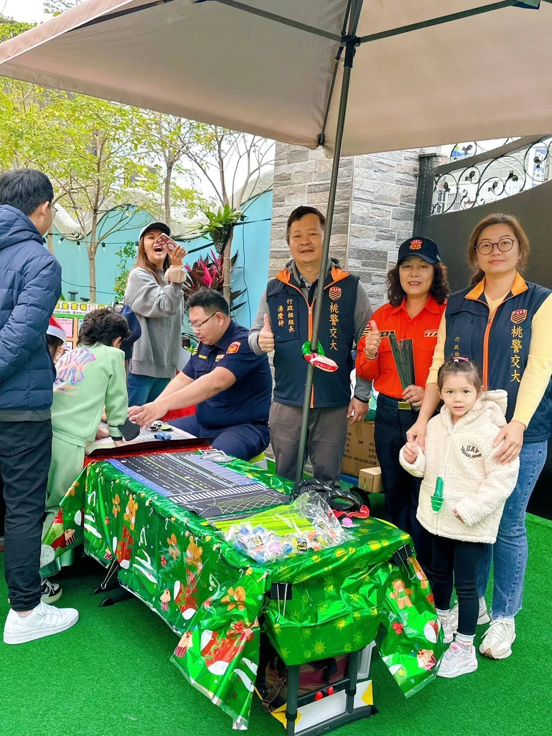 桃警走入幼儿园设摊进行道安宣导。翻摄画面