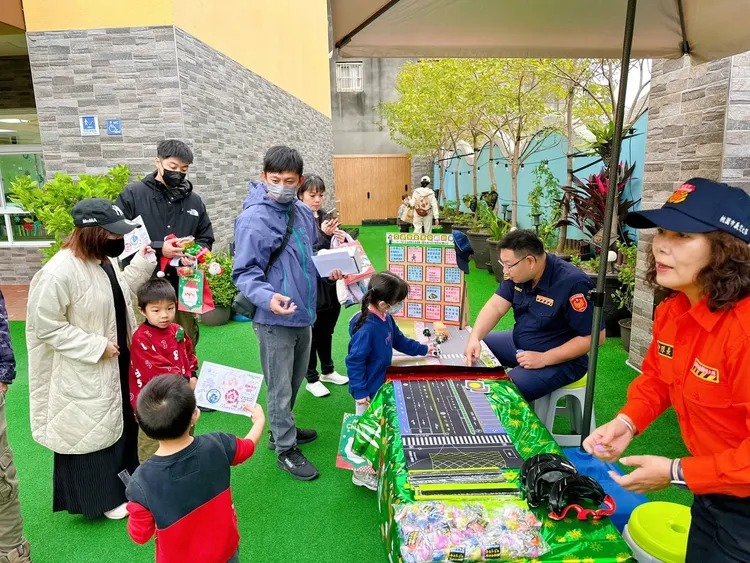 桃警走入幼儿园设摊进行道安宣导。翻摄画面
