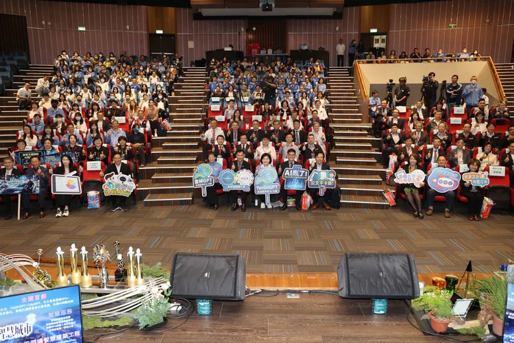 雲林縣府與鴻海、帝緯等公司合作，推出「YulinGPT」、「AI公文系統」等創新作為，明年正式啟用。雲縣府提供