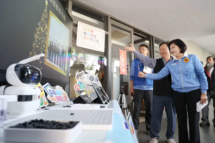 張麗善實際體驗AI導入的各種應用技術。雲縣府提供