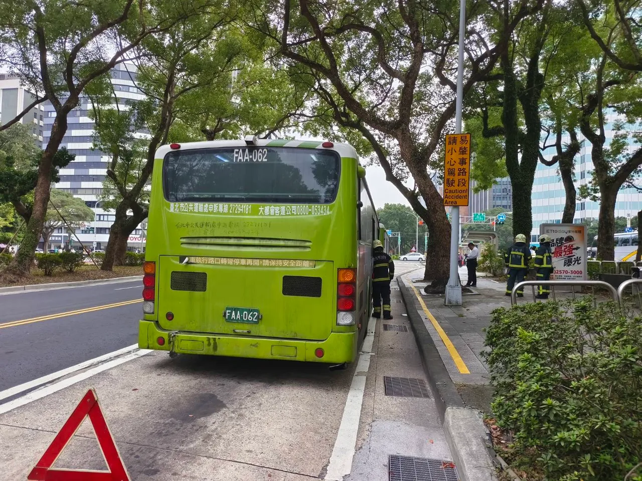 北市公车连环车祸。翻摄画面