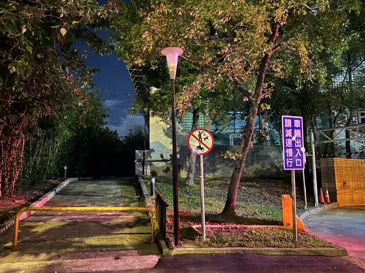 北投旧双溪河步道被议员指出灯具不亮、设施老旧，现场木椅一拉即散，北市府承诺将跨局处改善。陈怡君提供