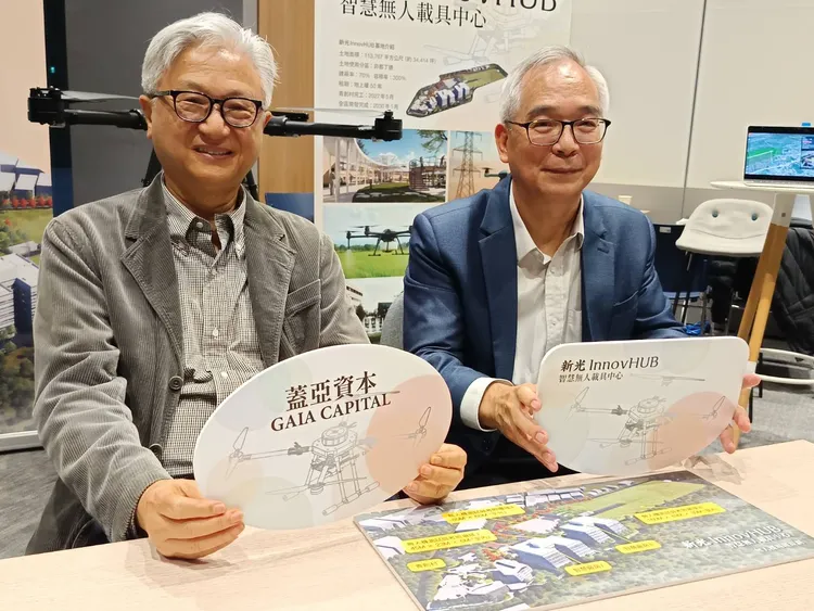 新纖董事長吳東昇(圖左)表示，今年正式動土的無人機青創基地「新光InnovHUB」，規劃於2027年第一期落成後提供專業智慧無人載具實證場域，圖右是新光幼獅執行長陳榮坤。許麗珍攝