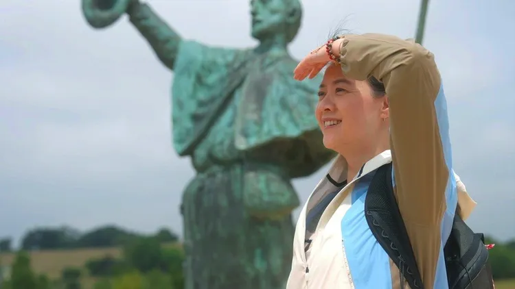 藝人曾寶儀主持公視與新加坡新傳媒跨國合製的節目「列車人生」，長途步行體驗西班牙朝聖之路。中央社