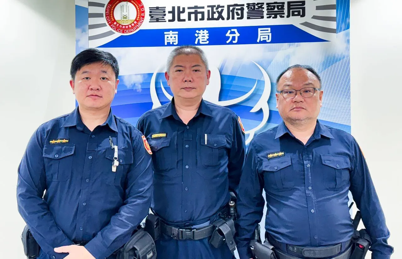 南港所所长马秋扬(中)、警员潘宗松(右)、陈欣邦(左)协助车站救人。翻摄画面