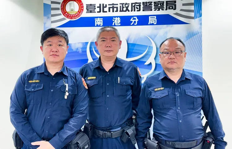 南港所所長馬秋揚(中)、警員潘宗松(右)、陳欣邦(左)協助車站救人。翻攝畫面