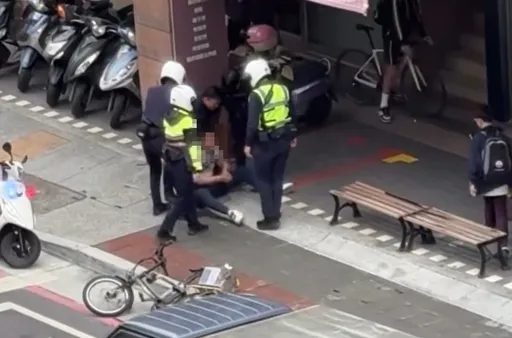 刺青男要前女友给老母钱被拒　骑铁马冲理发店泼汽油、铁撬砸店！当场被逮