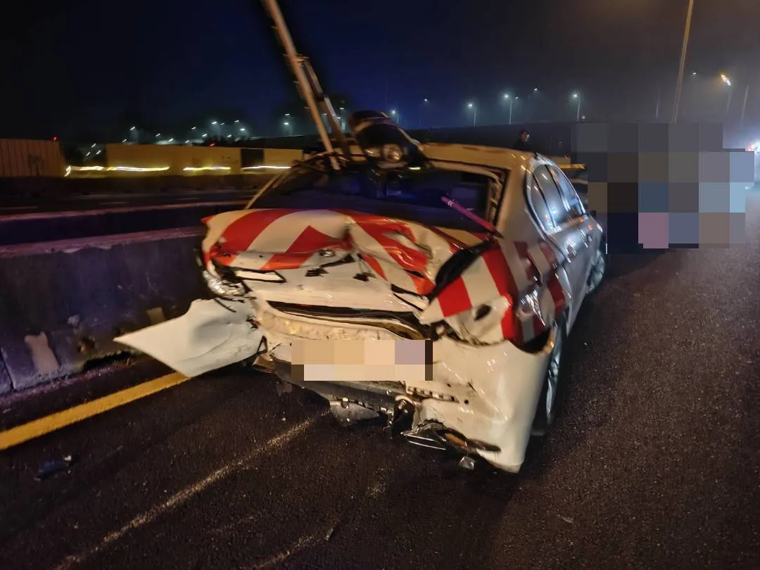 国道警处理事故反被撞　「红斑马」车尾烂　肇事驾驶轻伤送医