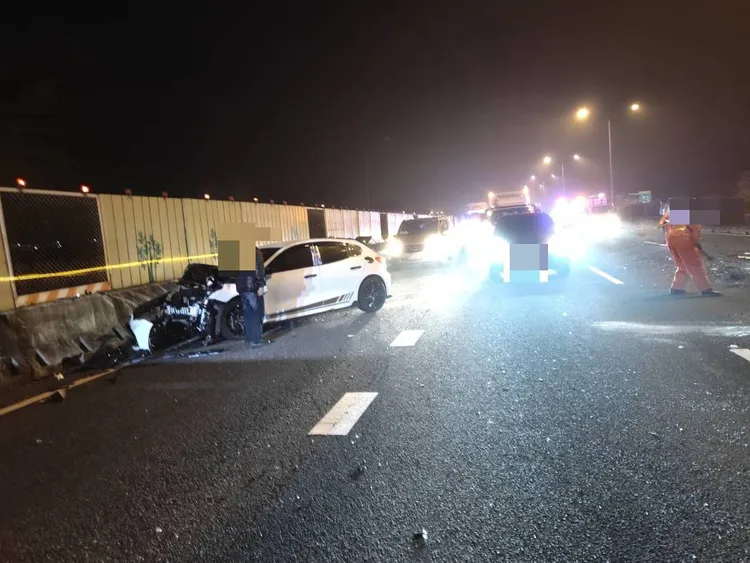 所幸員警並未受傷，肇事的轎車車頭幾乎全毀，楊姓駕駛輕傷送醫無大礙。翻攝照片