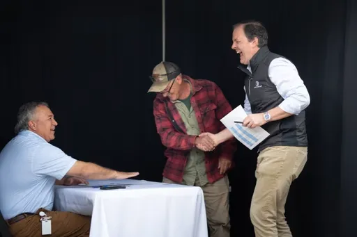 神秘信封一开全哭了！老板卖公司狂撒「千万红包」　员工见支票秒退休