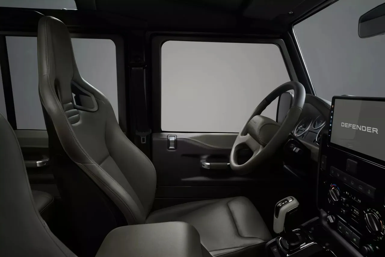 车主还可搭选择搭配Recaro手工加热运动座椅。原厂照片