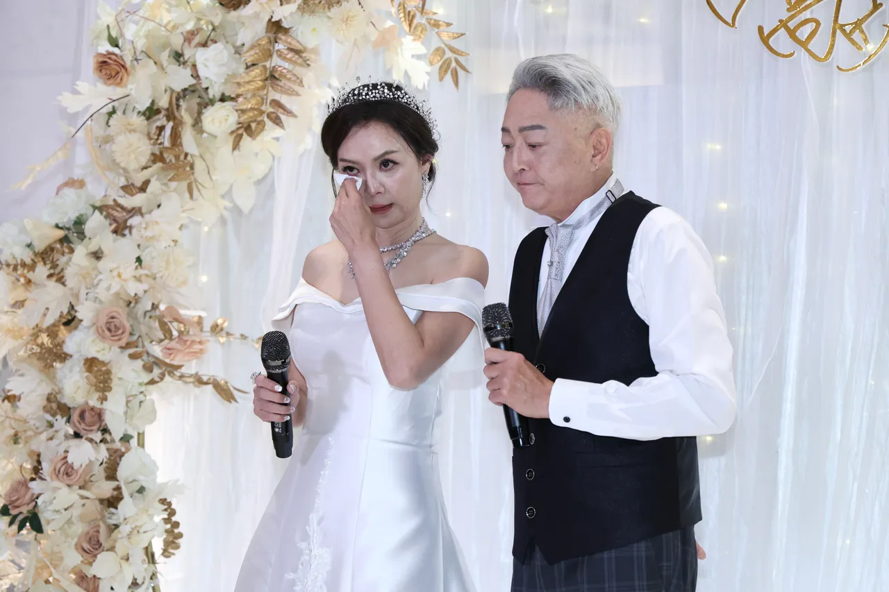 李国超补办婚宴一提已逝挚友屠颖秒落泪　为他留位：你一定要到！