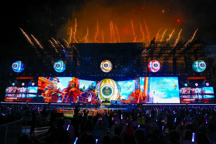 五月天台中新年快樂場璀璨煙火陪粉絲迎新年。相信音樂提供