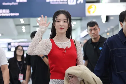 直击｜舒华打头阵抵台！2000粉挤爆小港嘶吼呐喊IVE张员瑛