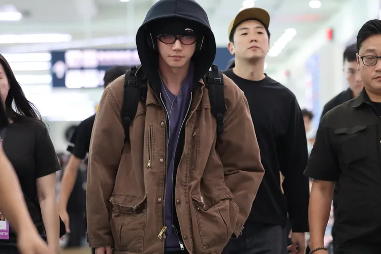 李濬榮戴墨鏡，套上帽T。特勤中心攝