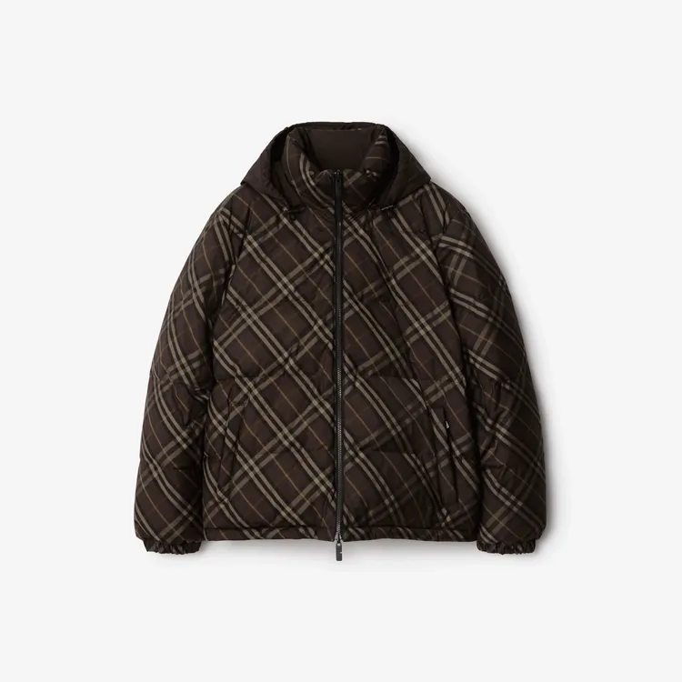 Burberry松露棕色雙面兩穿格紋Snowdon羽絨外套，6萬9000元。品牌提供