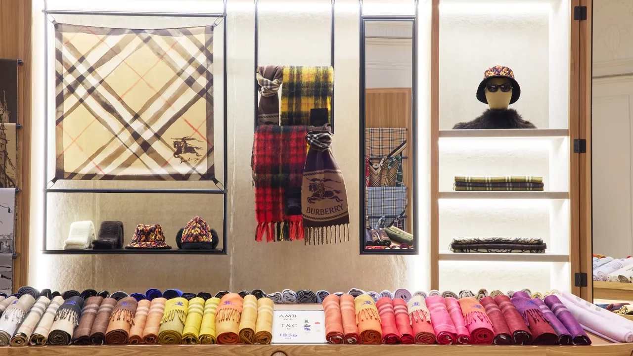 Burberry在门市推出「围巾吧（Scarf Bar）」。品牌提供
