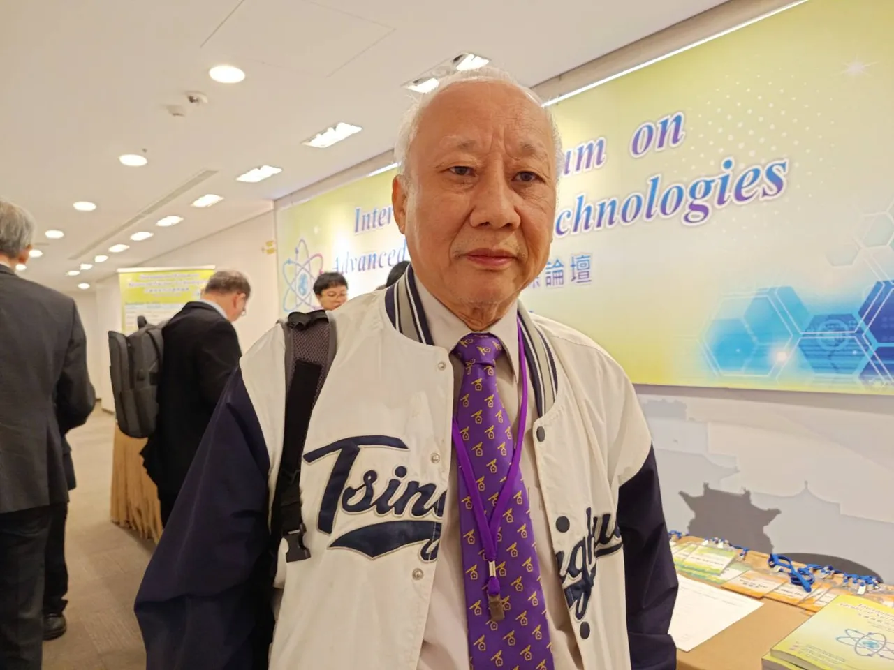 中华民国核能学会今举办第33届第三届会员大会。清大核工科学研究所教授李敏受访表示，政府迟迟未「正式宣布」重启核能，加上明年有大选，质疑是「骗选票」玩假的。许丽珍摄