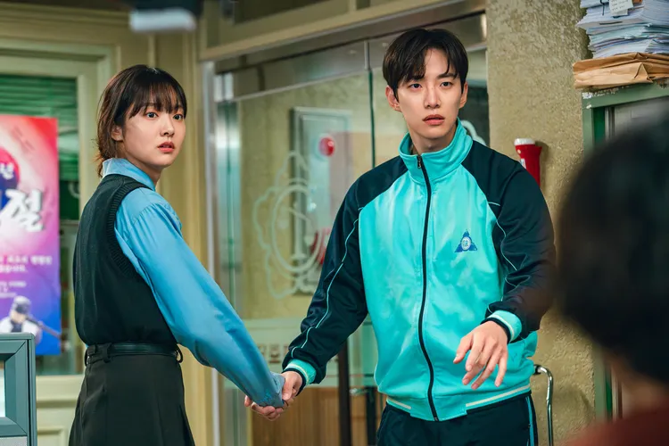 李俊昊（右）、金慧峻劇中飾演交往9年，論及婚嫁的男女朋友。翻攝Netflix X