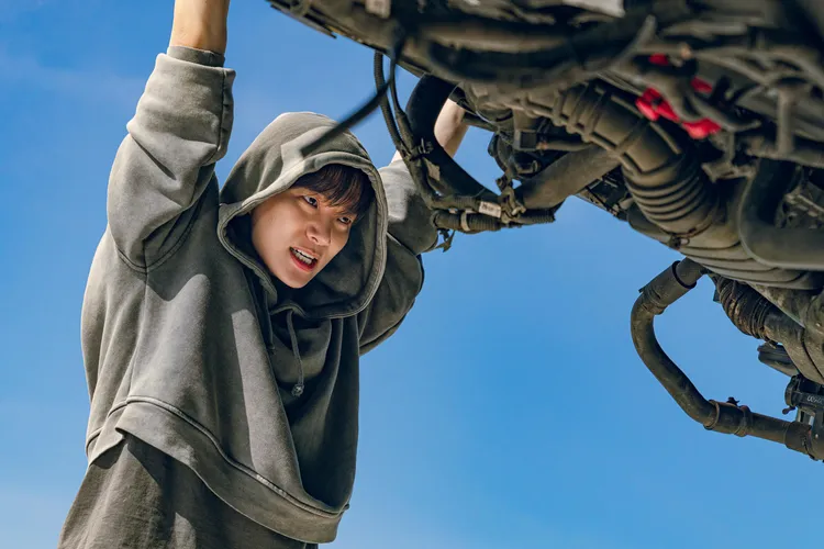 李俊昊劇中抓住車禍快墜河的公車，提到鈔票快用完時，工作人員就不會出力，讓他體會到角色的無力感。翻攝Netflix X