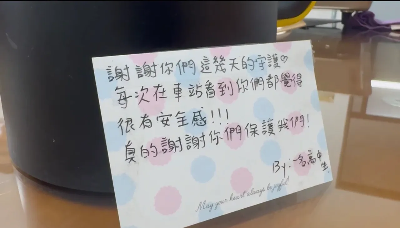 简单的文字表达民众对员警的感谢，让盐行派出所同仁相当暖心。警方提供