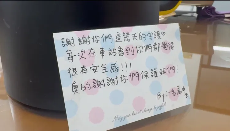 簡單的文字表達民眾對員警的感謝，讓鹽行派出所同仁相當暖心。警方提供