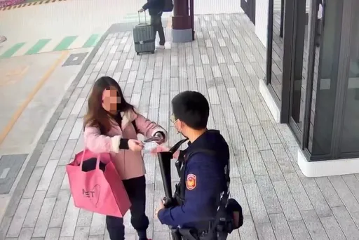 感动！台南员警驻守转运站　高中女生送上手写小卡「超暖心」