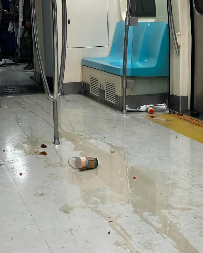 旅客逃竄後，車廂內一片混亂。翻攝自chi_shang1119