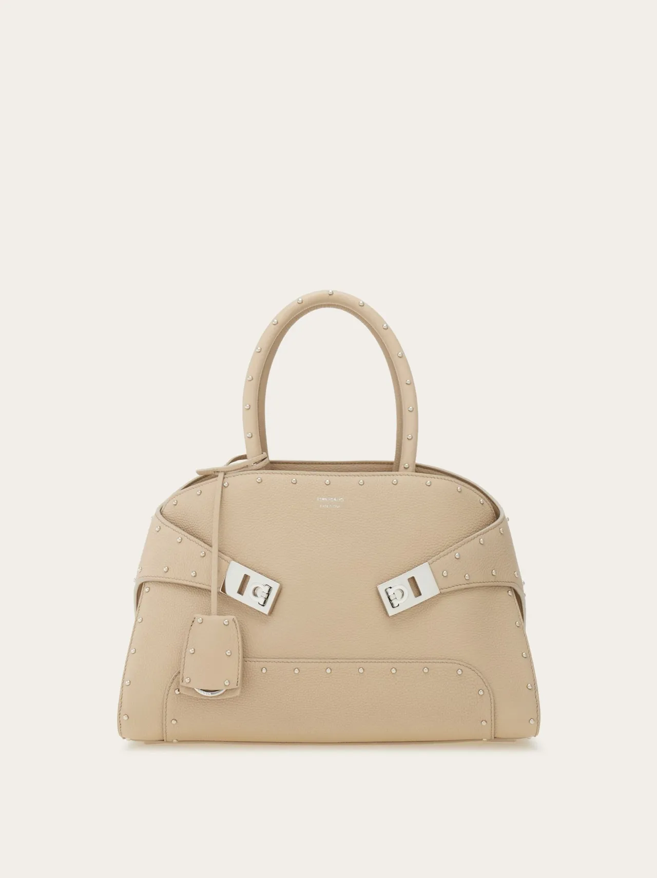 Ferragamo铆钉镶饰Hug包款（中），10万5000元。品牌提供