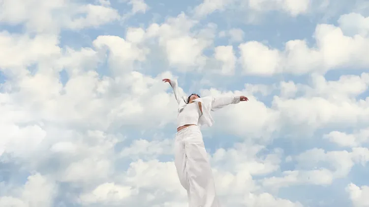 Pantone選出「雲之舞者」為明年年度代表色。