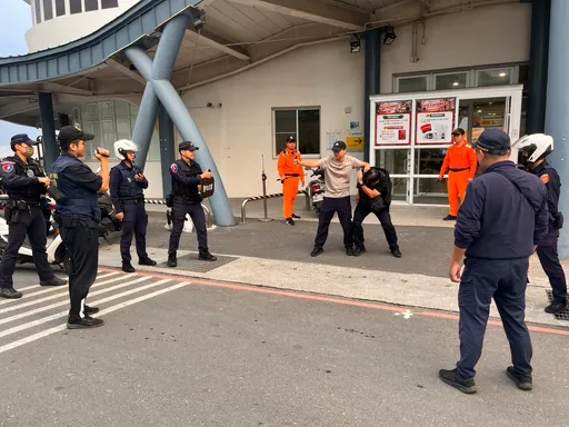 「快打護島」強化維安！ 東港警跨域小琉球　聯手海巡快打演練超逼真