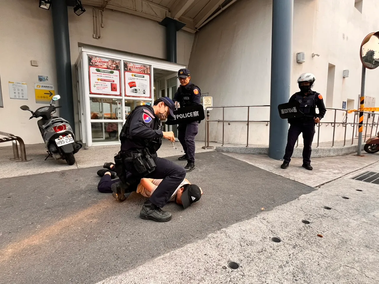 东港分局联合特警、海巡在小琉球演习防暴。翻摄画面