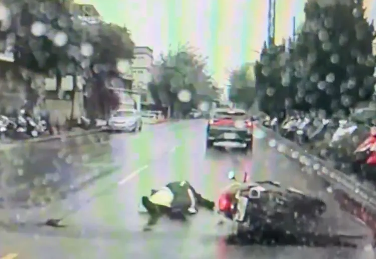 騎士連人帶車倒地。翻攝threads