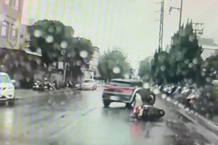 轉彎車搶快未禮讓 直行騎士急剎連人帶車倒地釀1傷