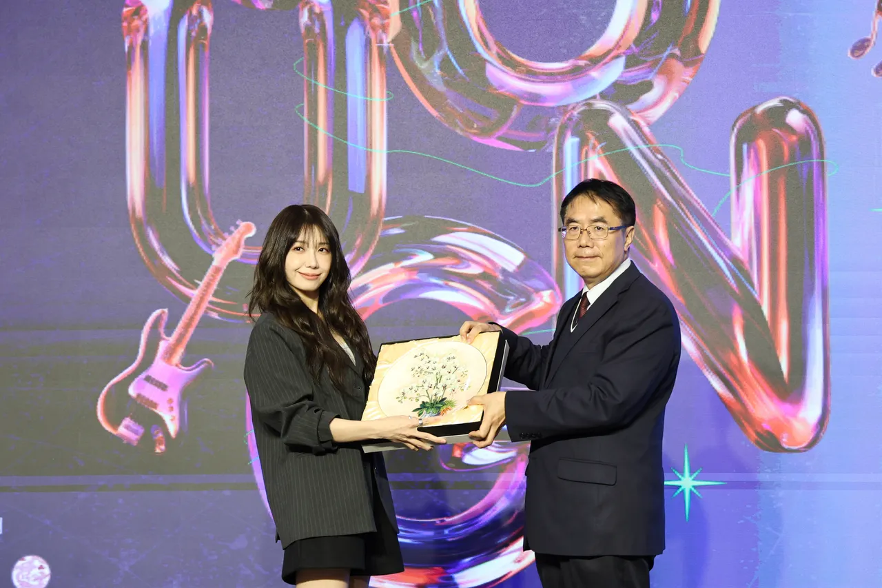 黄伟哲送给韩国歌手郑恩地见面礼。南市府提供