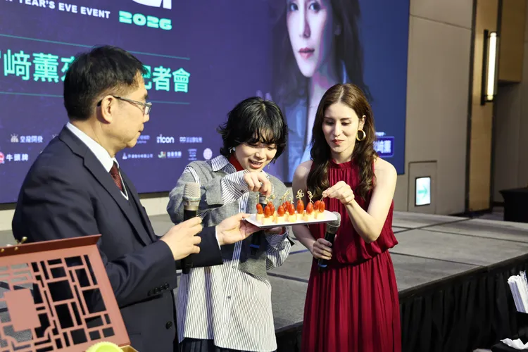 日本歌手宮崎薰、川西奈月與台南市長黃偉哲互動。南市府提供